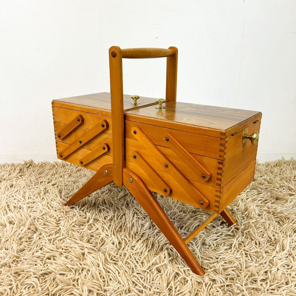 CANTILEVER SEWING BOX