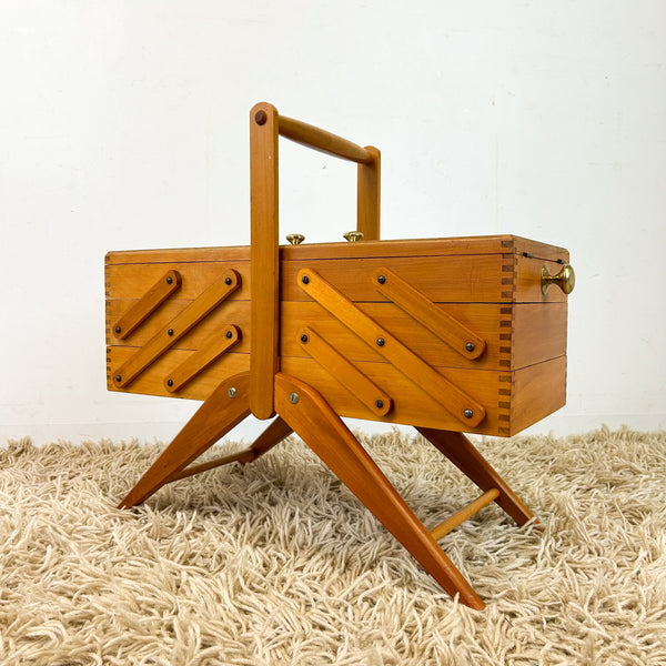 CANTILEVER SEWING BOX