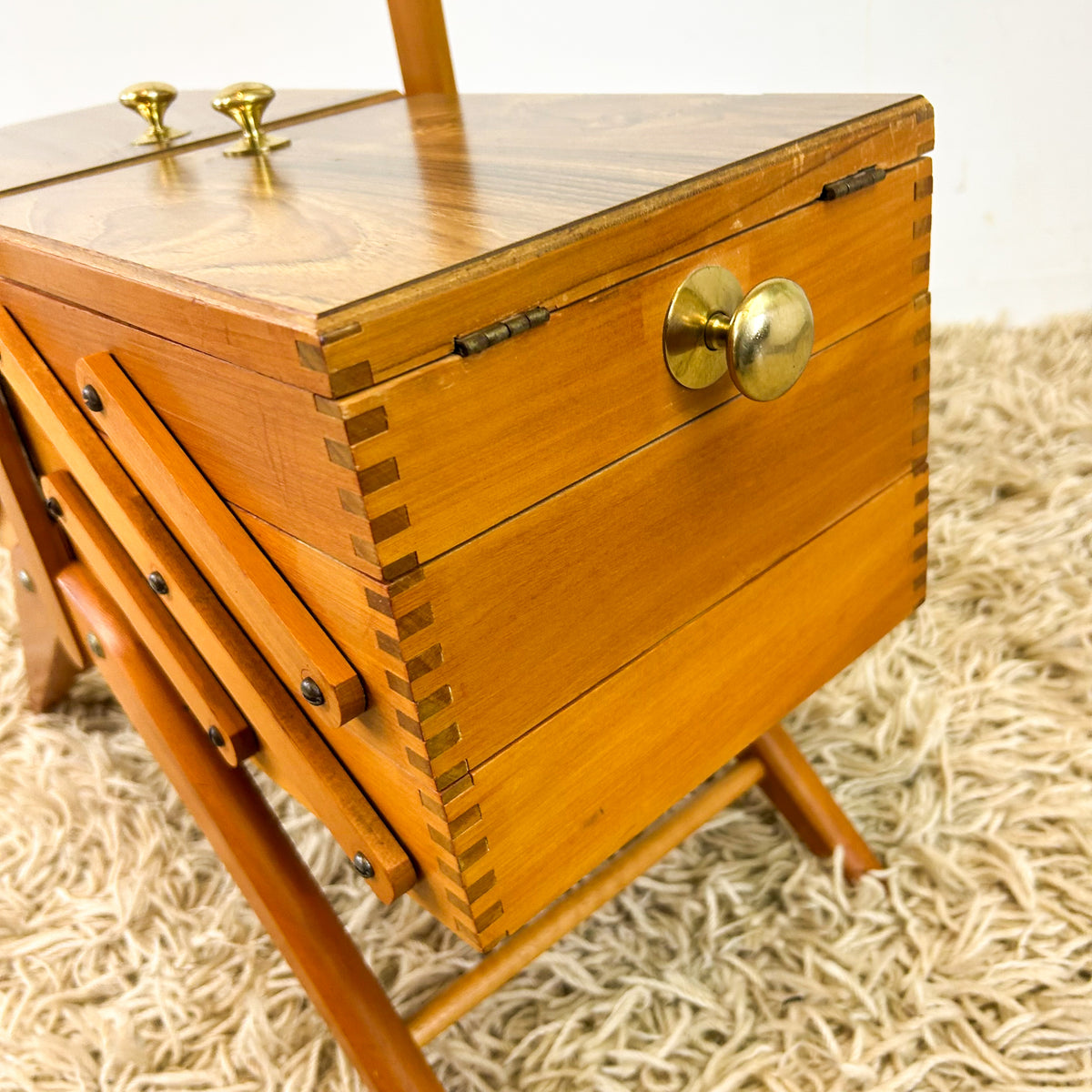 CANTILEVER SEWING BOX