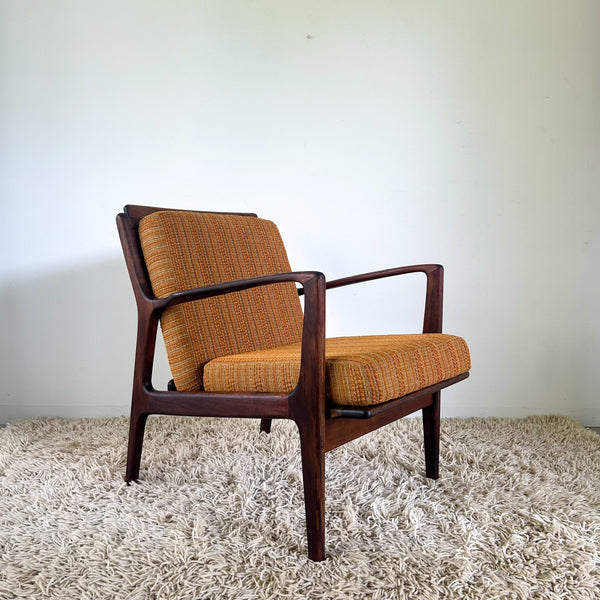 VINTAGE ARMCHAIR