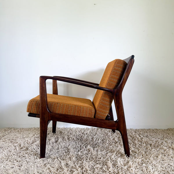 VINTAGE ARMCHAIR