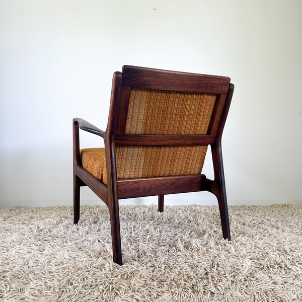 VINTAGE ARMCHAIR