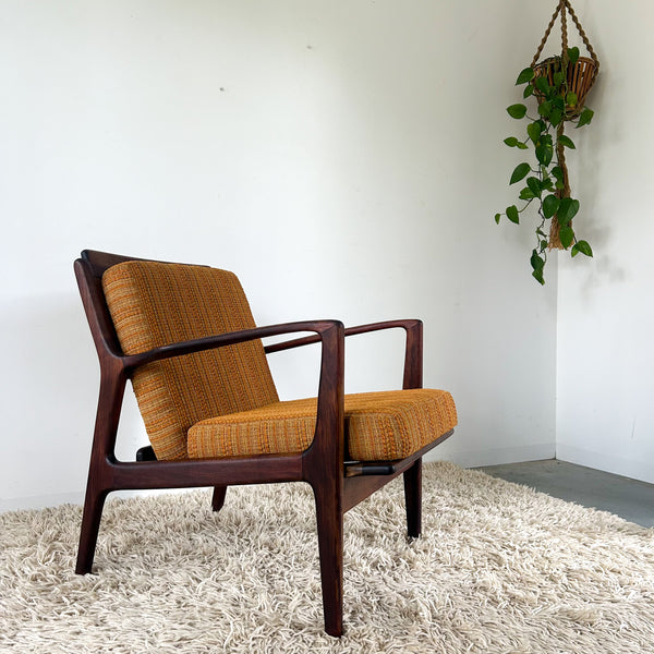 VINTAGE ARMCHAIR