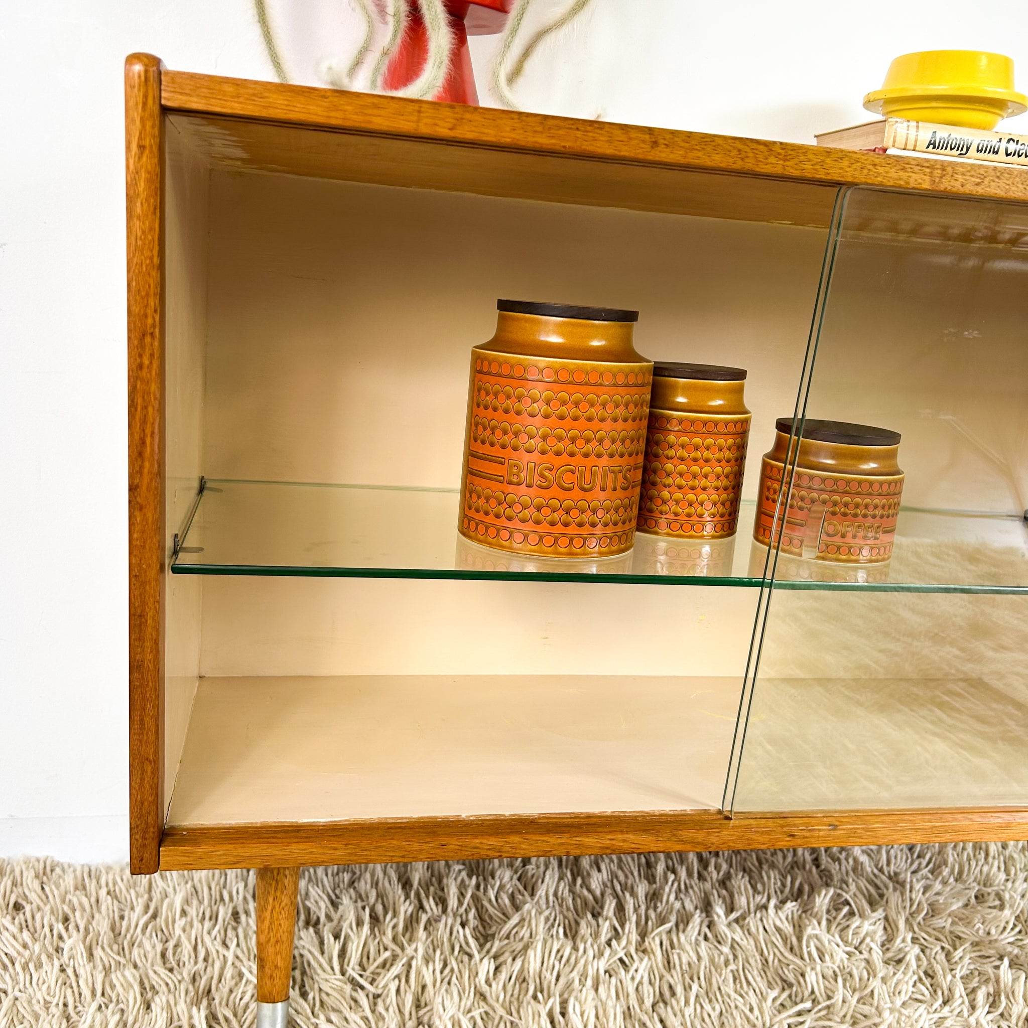DISPLAY CABINET W ANGLED FRONT