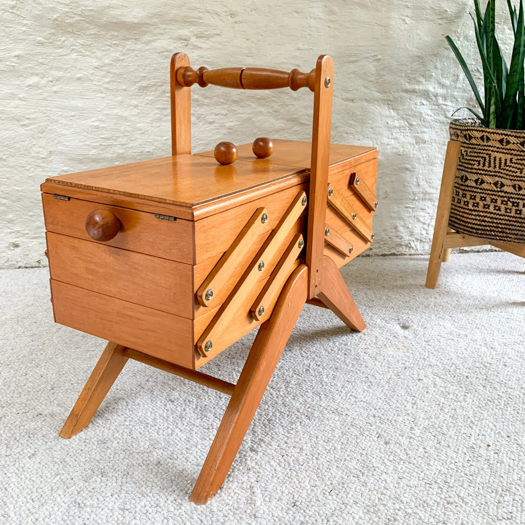 CANTILEVER SEWING BOX