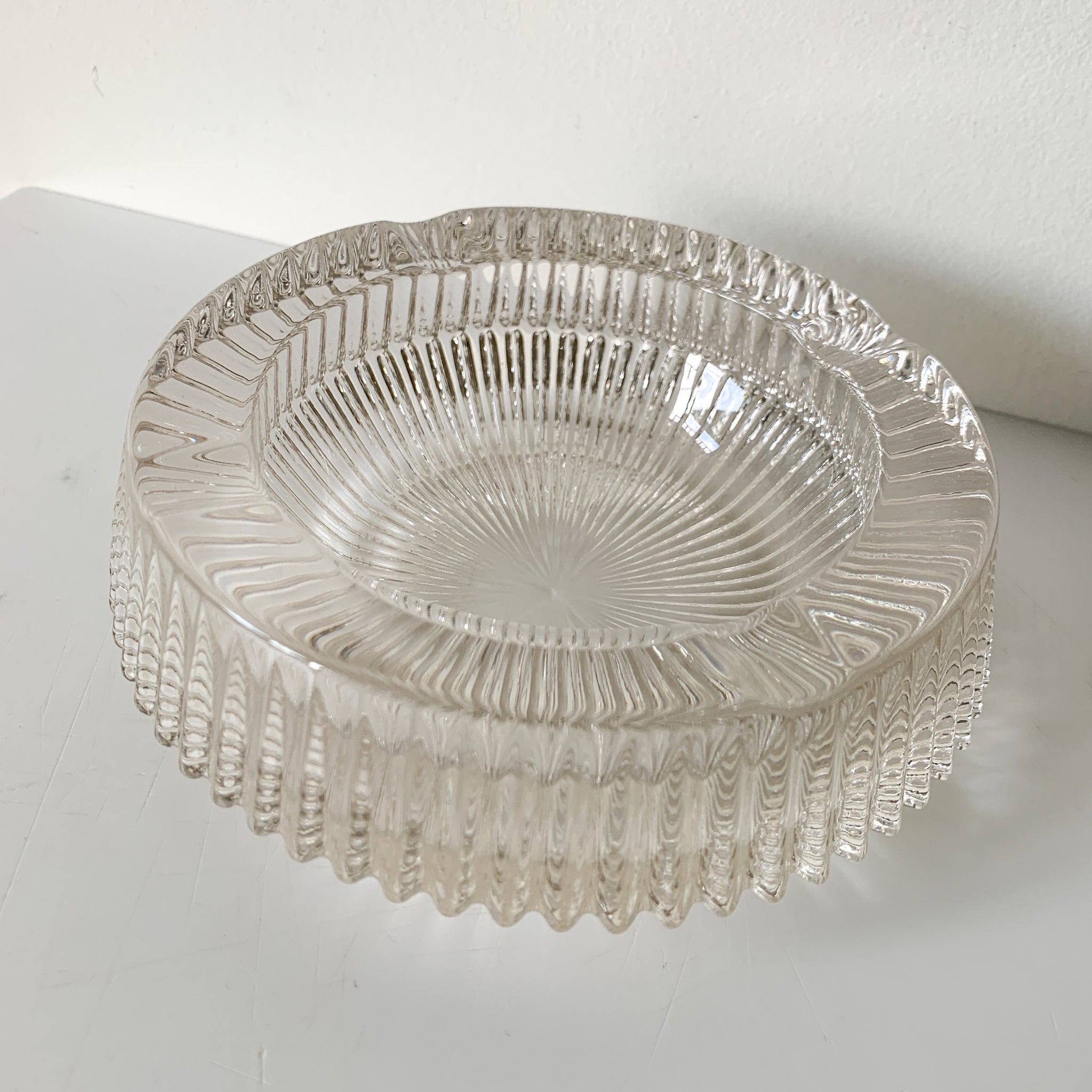 CLEAR GLASS ASHTRAY