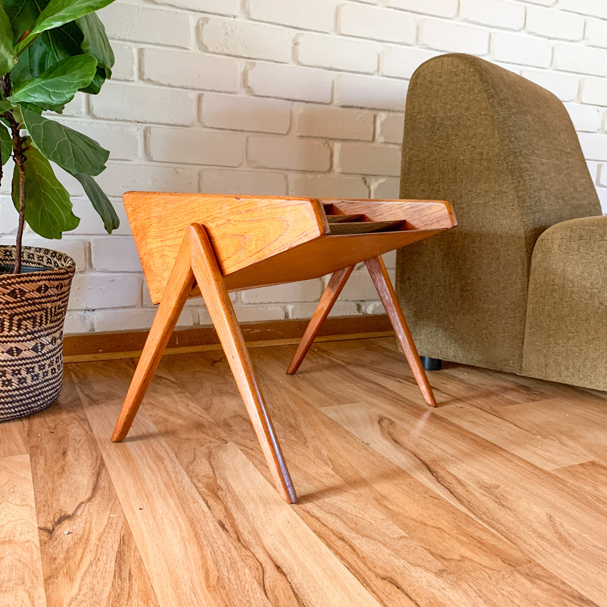 TEAK MAGAZINE RACK