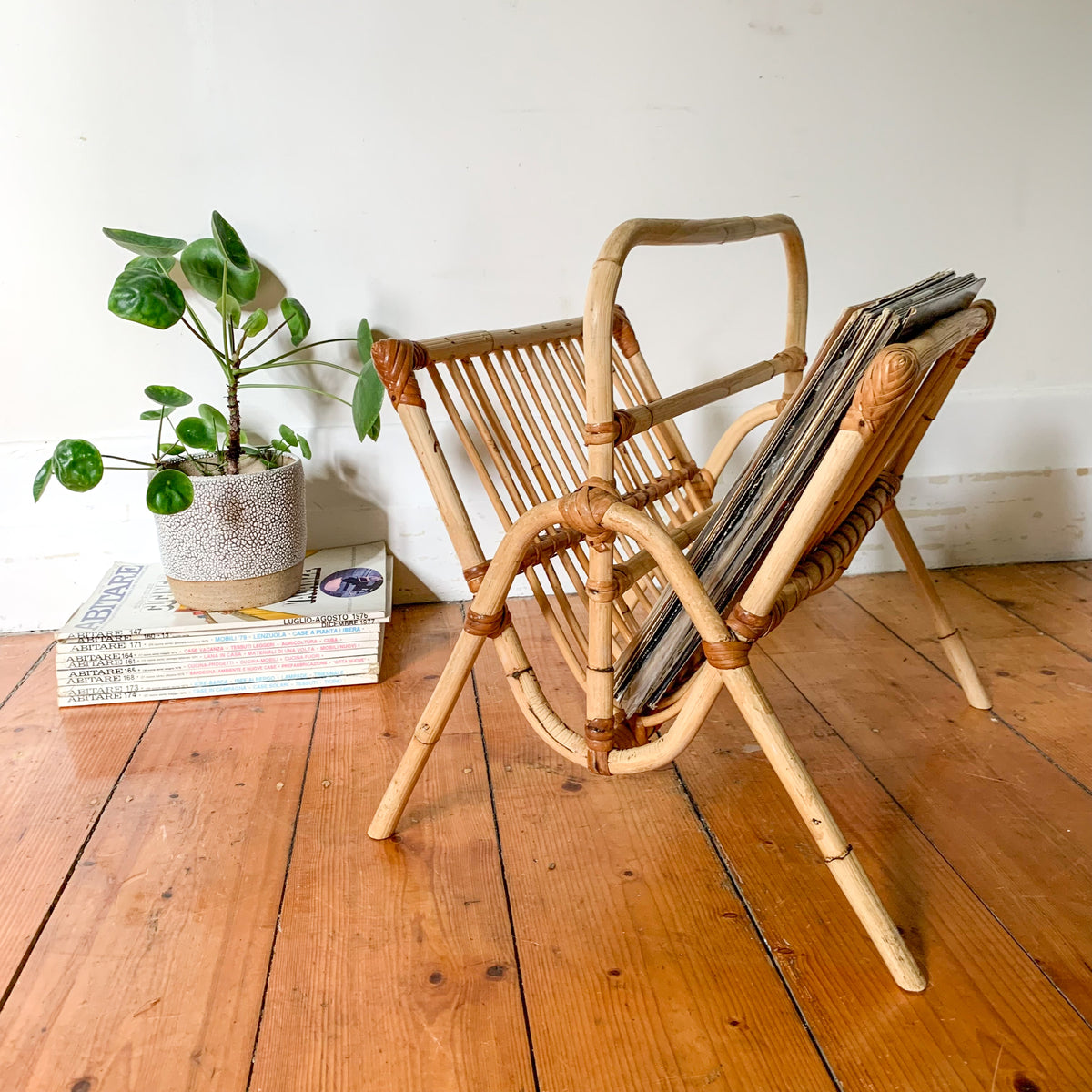 RATTAN VINYL / MAGAZINE RACK
