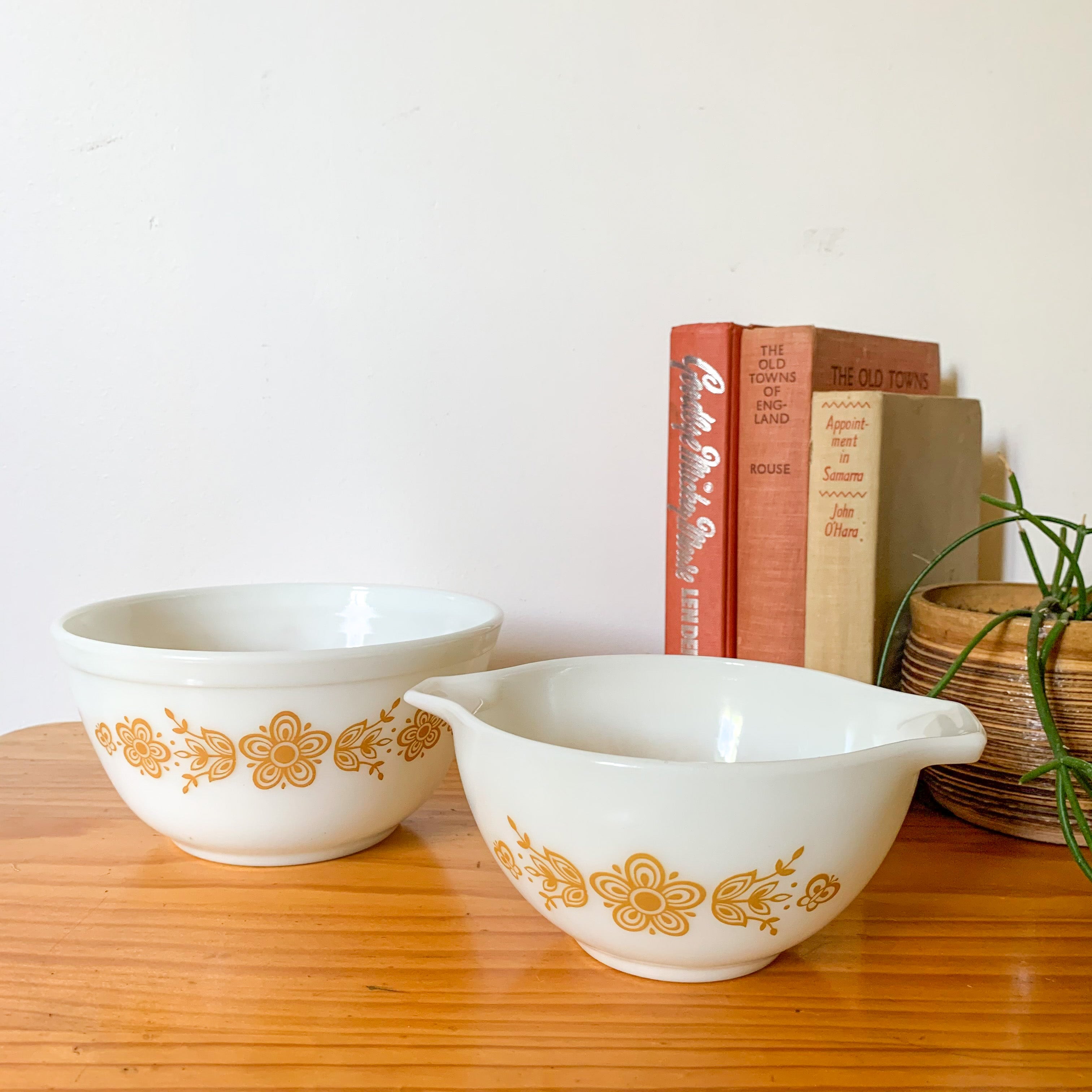 Vtg MCM 1960’s Pyrex Butterfly hotsell Harvest Gold Mixing Bowl Set Cinderella Ovenware