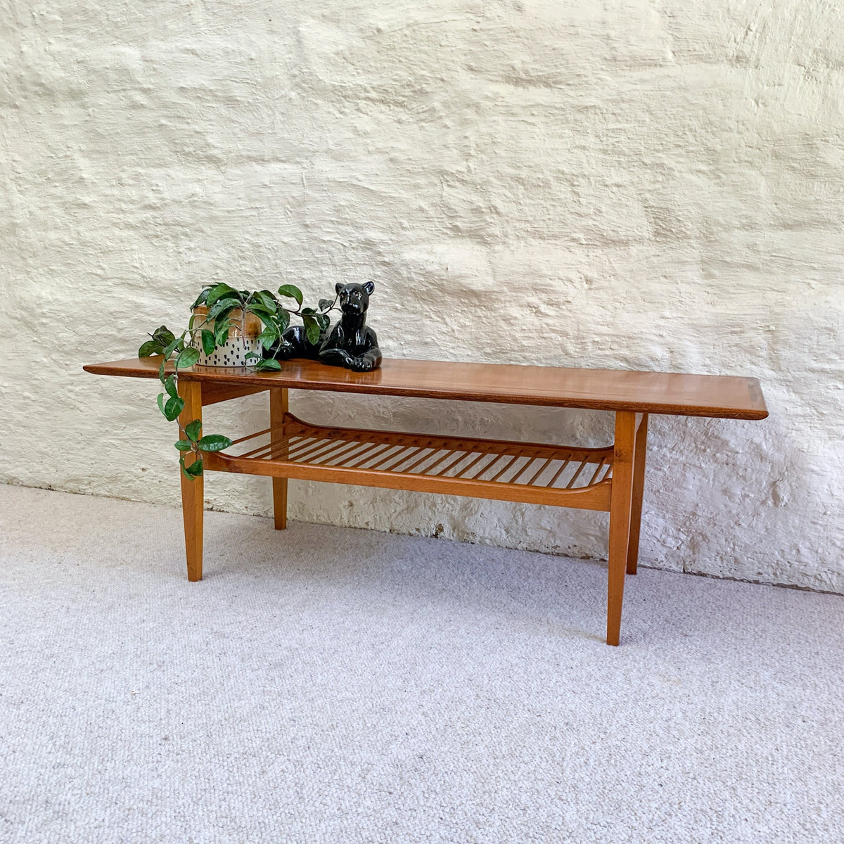 COFFEE TABLE WITH MAGAZINE RACK