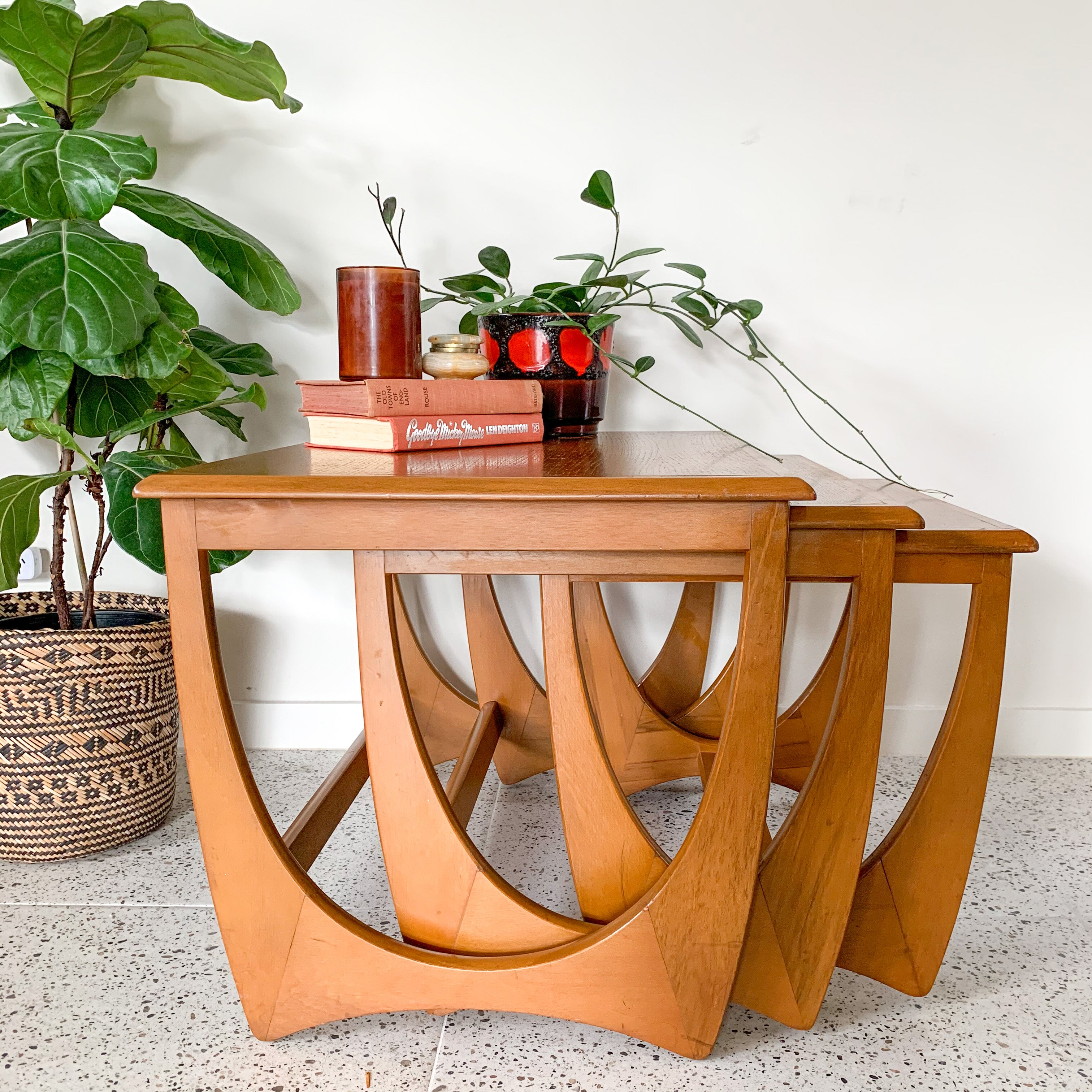 KALMAR NESTING TABLES