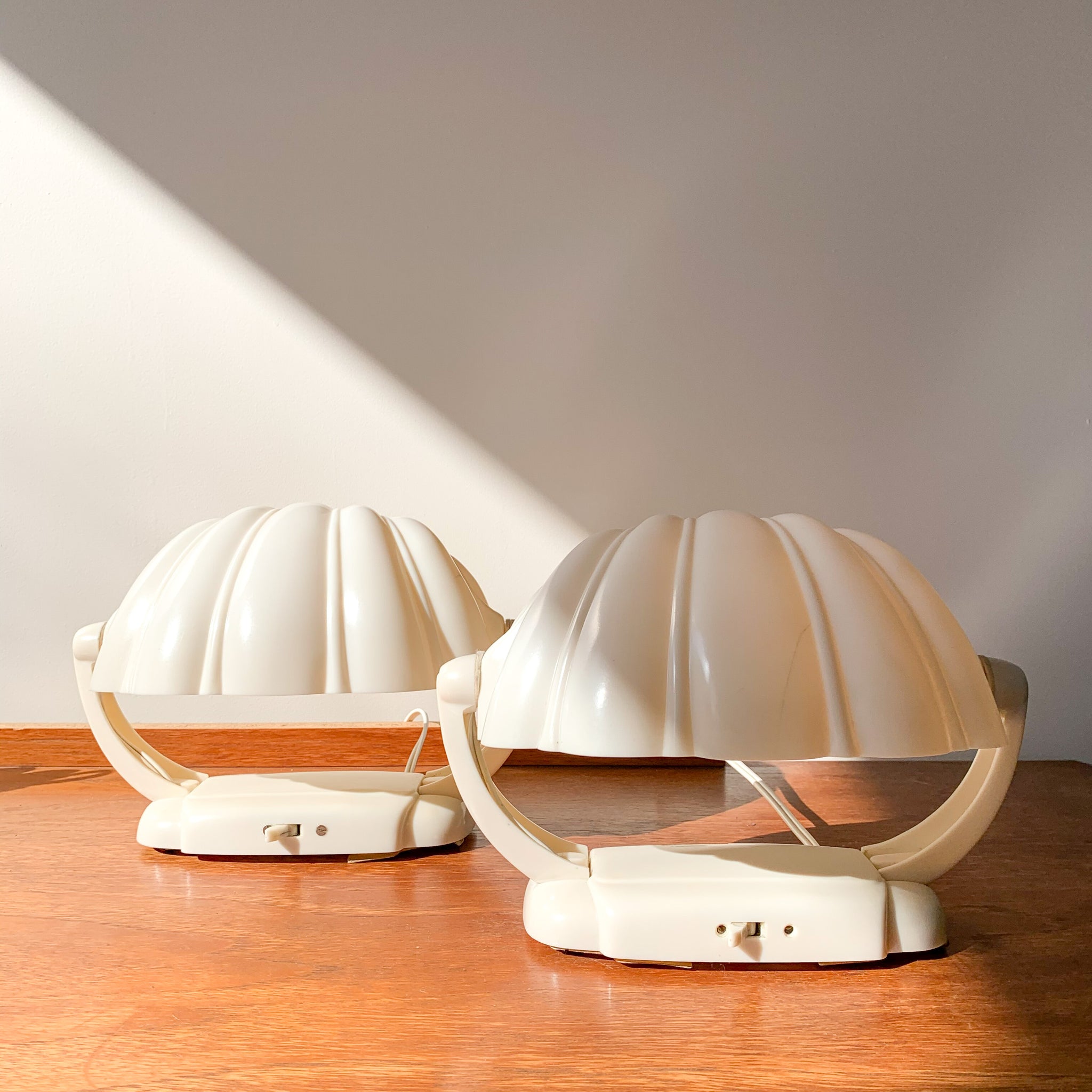 CLAM SHELL BEDSIDE LIGHTS