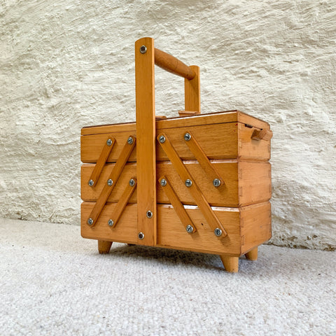 CANTILEVER SEWING BOX