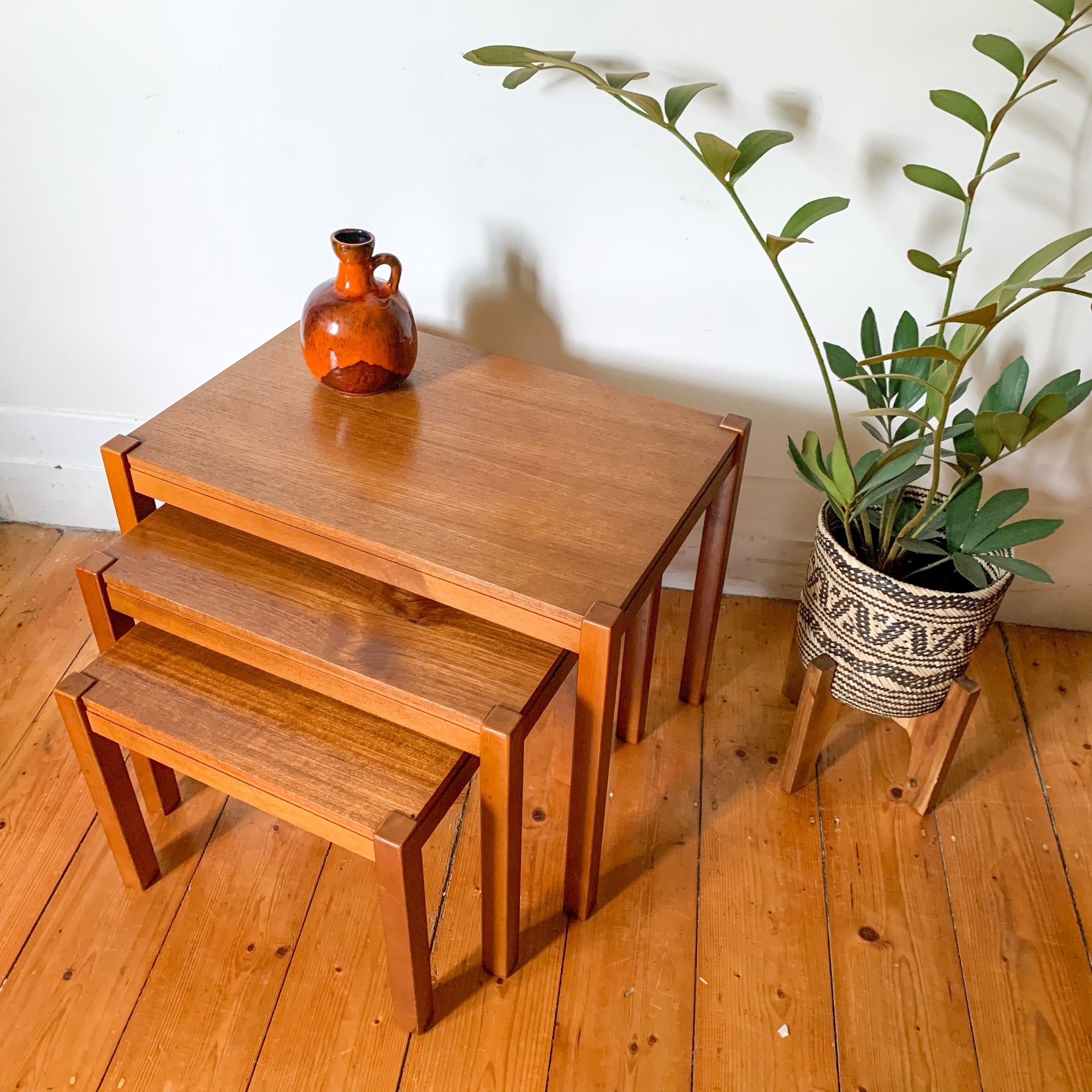 NESTING SIDE TABLES