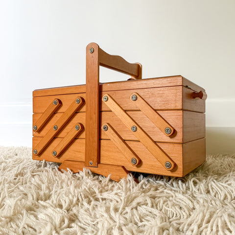 CANTILEVER SEWING BOX