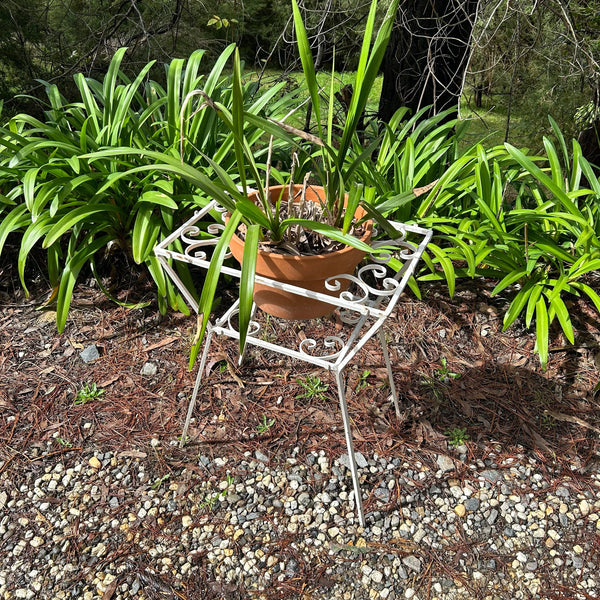 WHITE METAL POT STAND